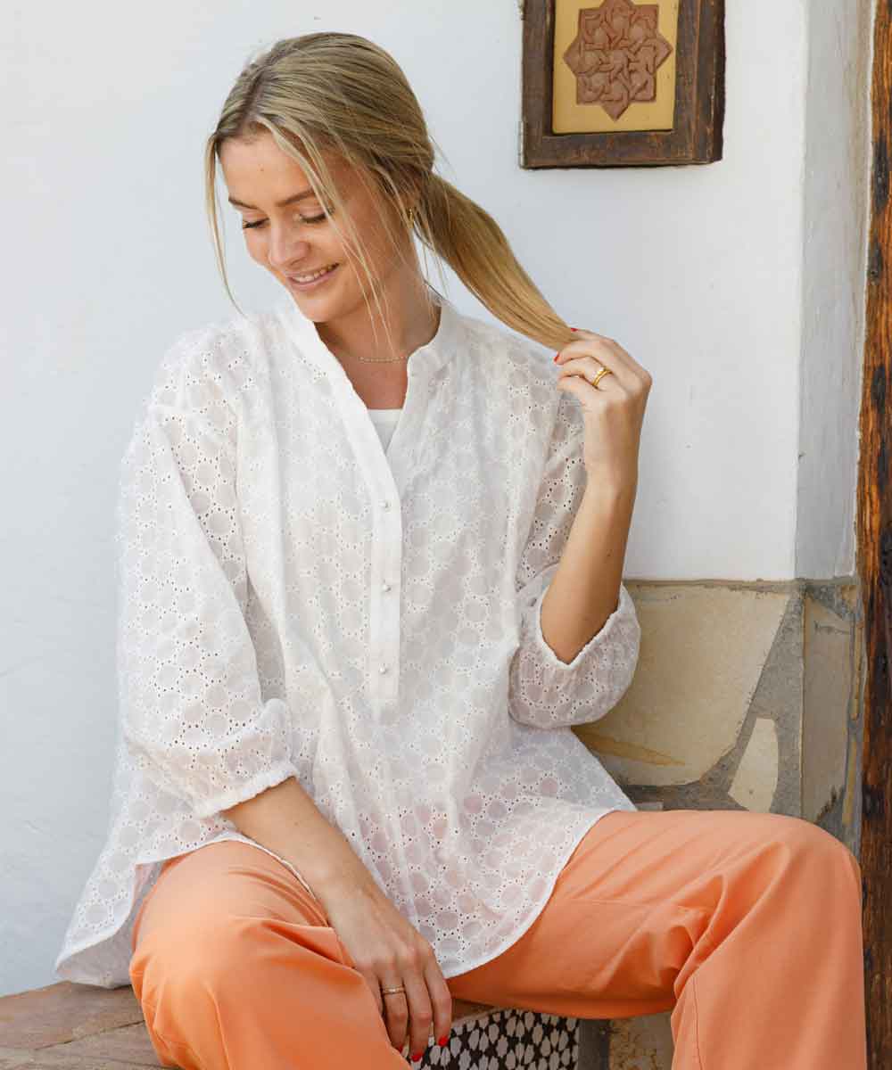 modell i vit blus och orange byxa
