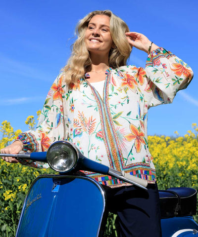 Modell i mönstrad blus
