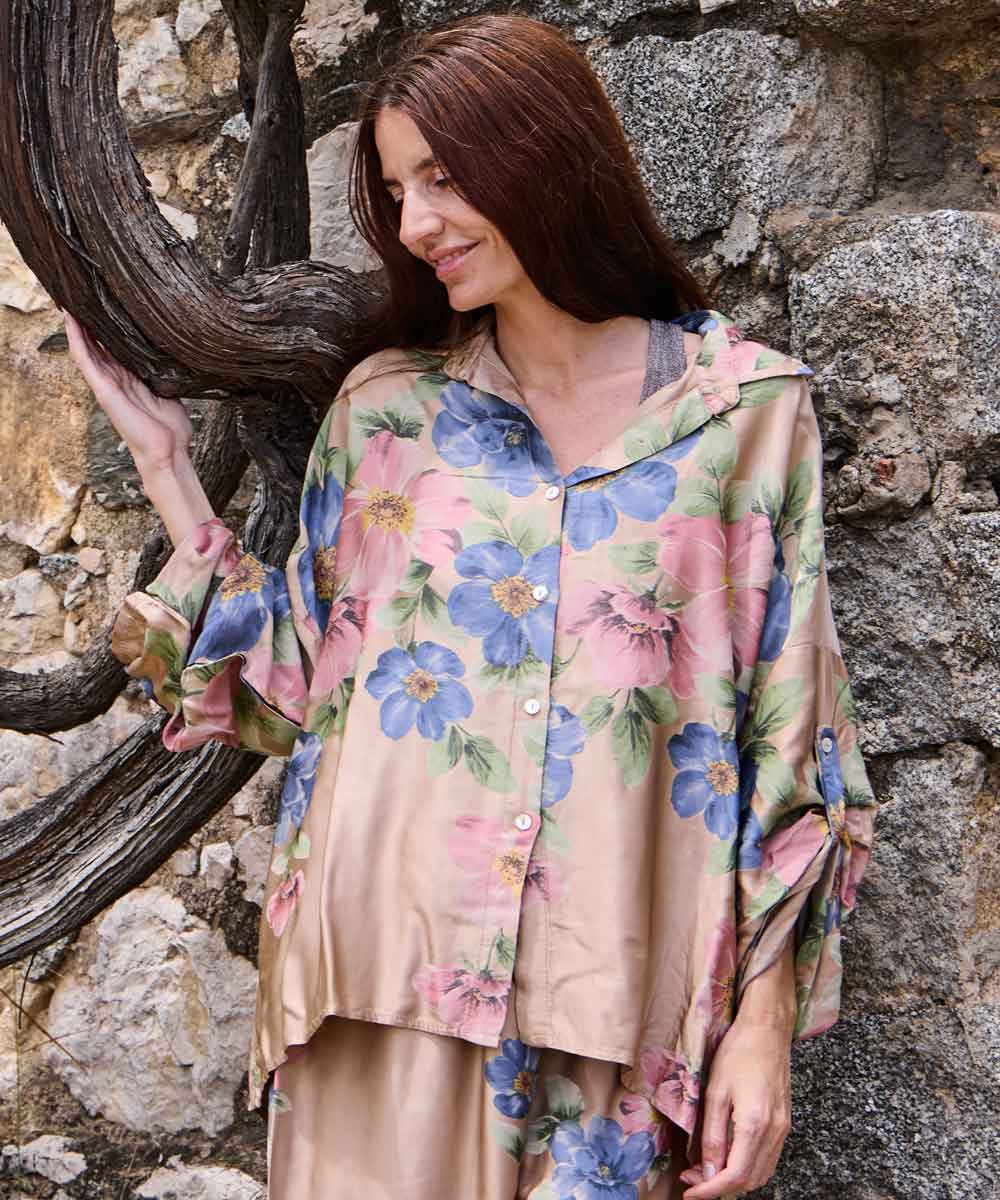Blus med blommigt mönster