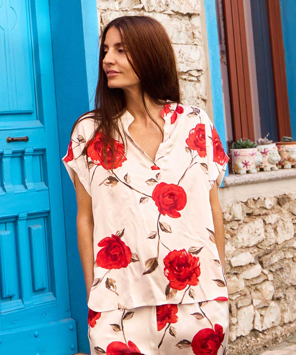 Modell i blus med blommor