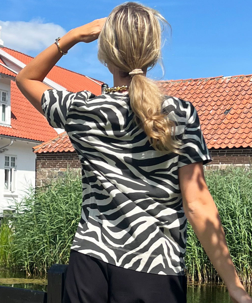 Modell i t-shirt med zebramönster
