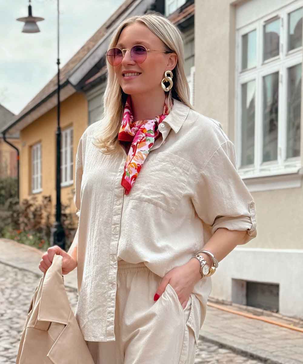 Modell i skjorta och byxa