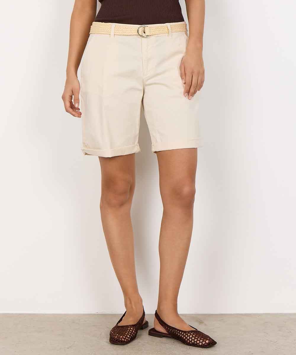 Modell i offwhite shorts