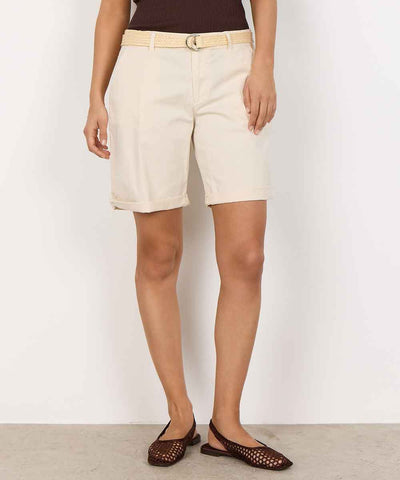Modell i offwhite shorts