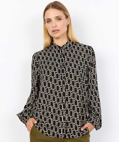 Modell i blus med mönster