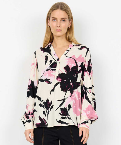 Modell i rosa/svart blus