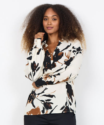 Modell i mönstrad blus