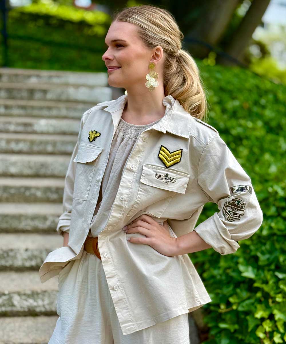 Modell i beige jacka