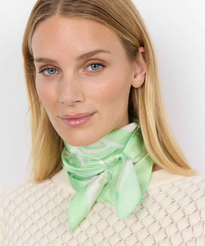 Modell med grön scarf