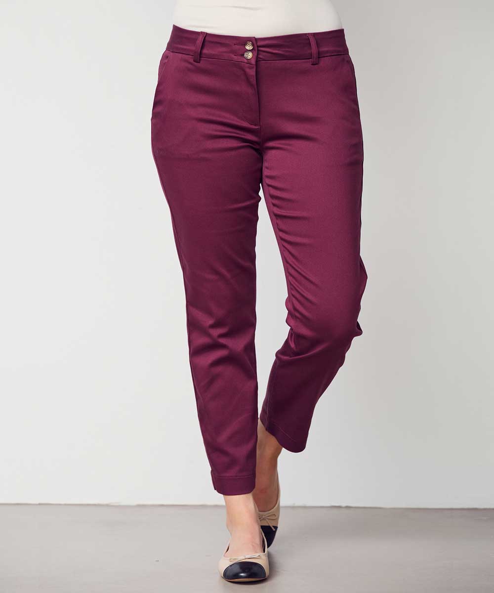 modell i vinröd byxa