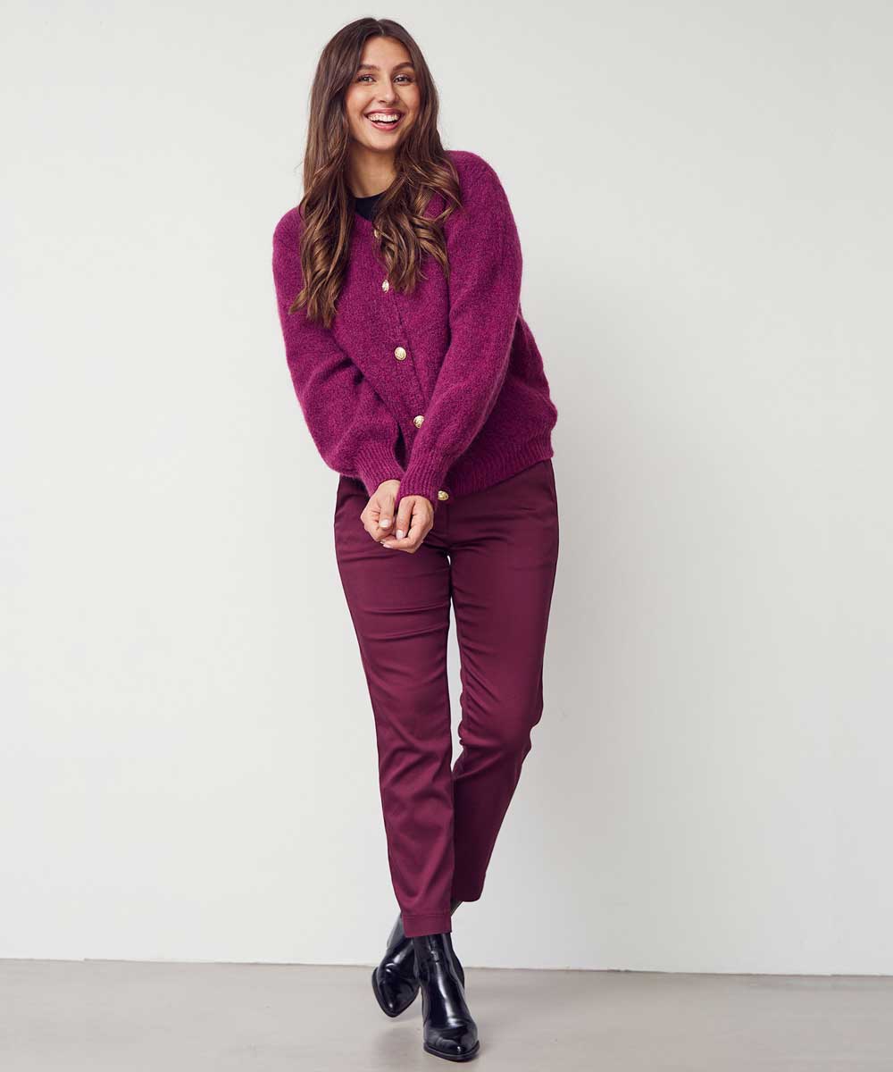 vinröd byxa och tröja