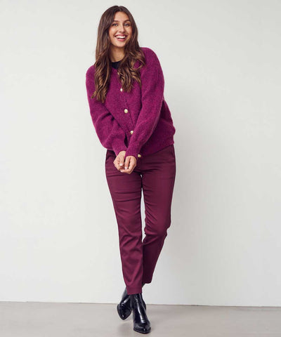 vinröd byxa och tröja