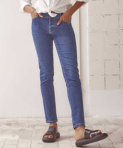 modell i smala blå jeans