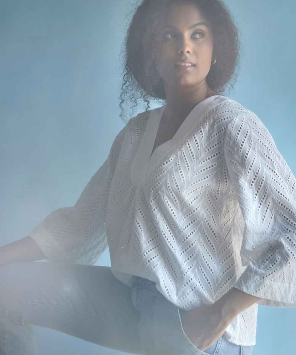 Modell i vit blus