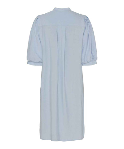 Ljusblå kort klänning