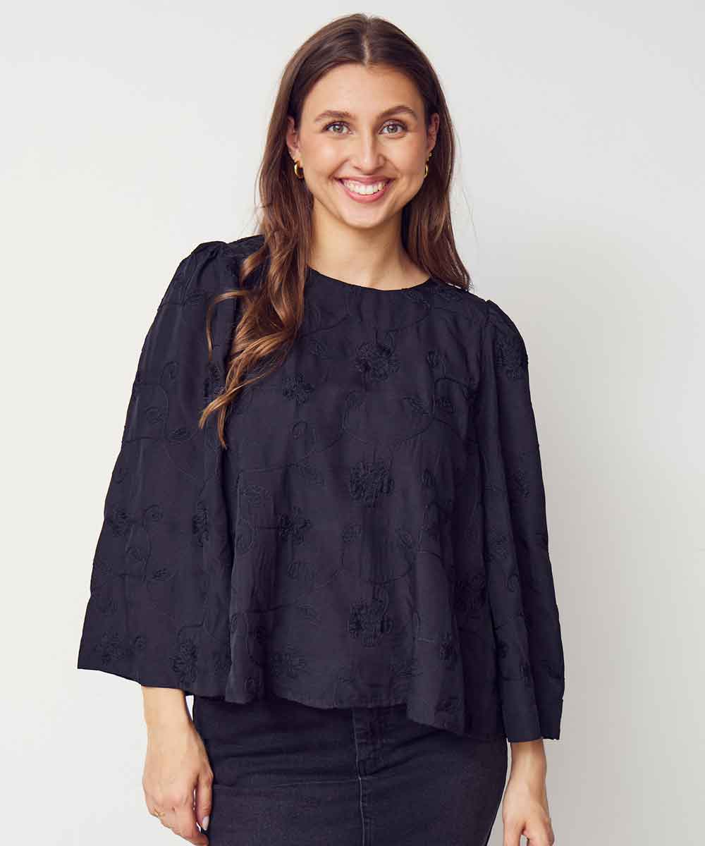 Modell i svart blus