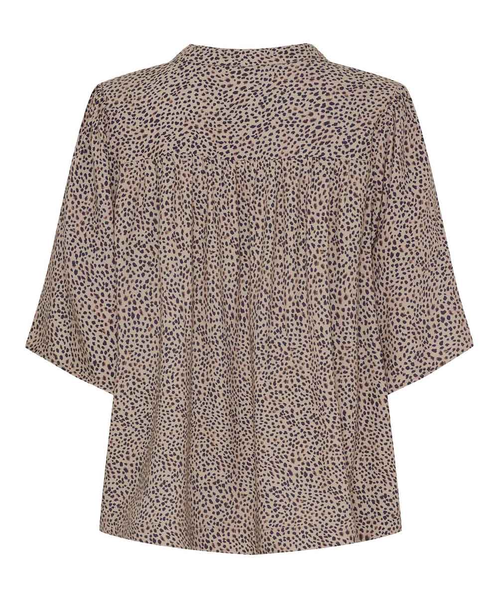 blus med leomönster baksida