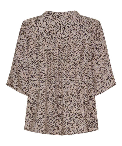 blus med leomönster baksida