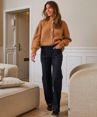 Modell i kofta och jeans