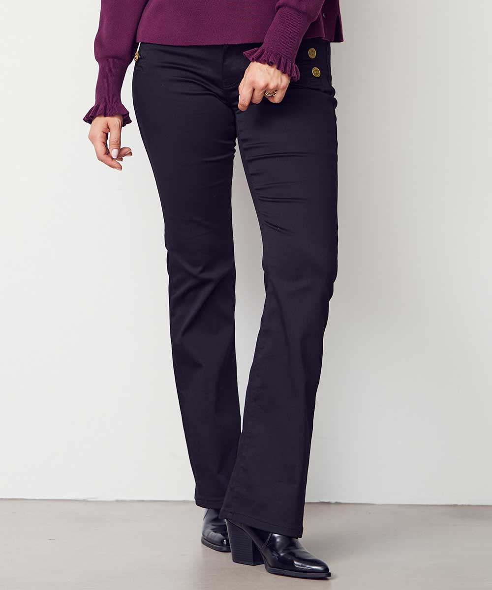 Modell i jeans och stickat