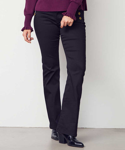 Modell i jeans och stickat