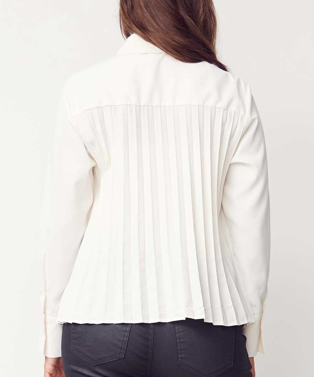 modell i offwhite skjorta bak
