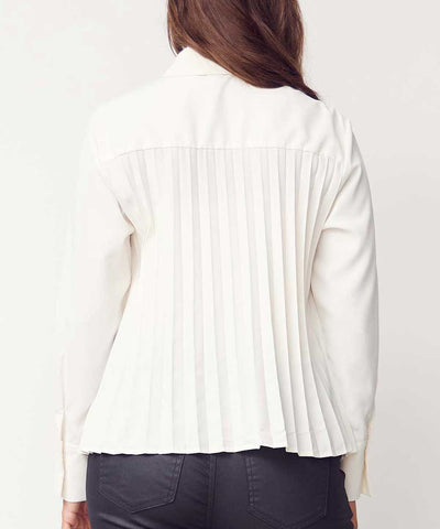 modell i offwhite skjorta bak