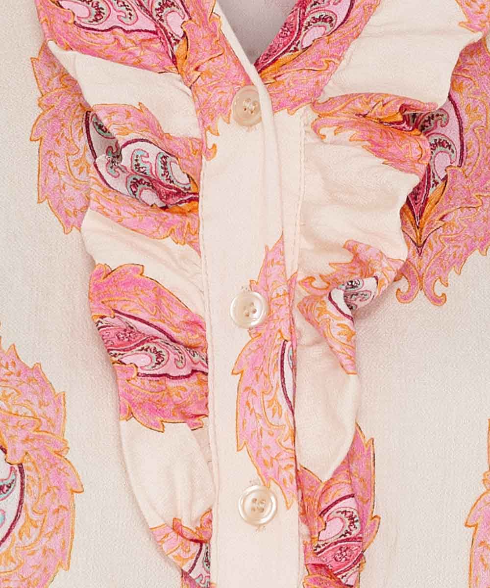 detaljer på blus med rosa mönster