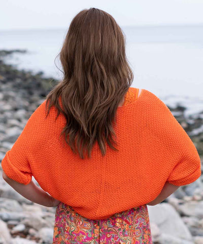 modell med orange tröja baksida