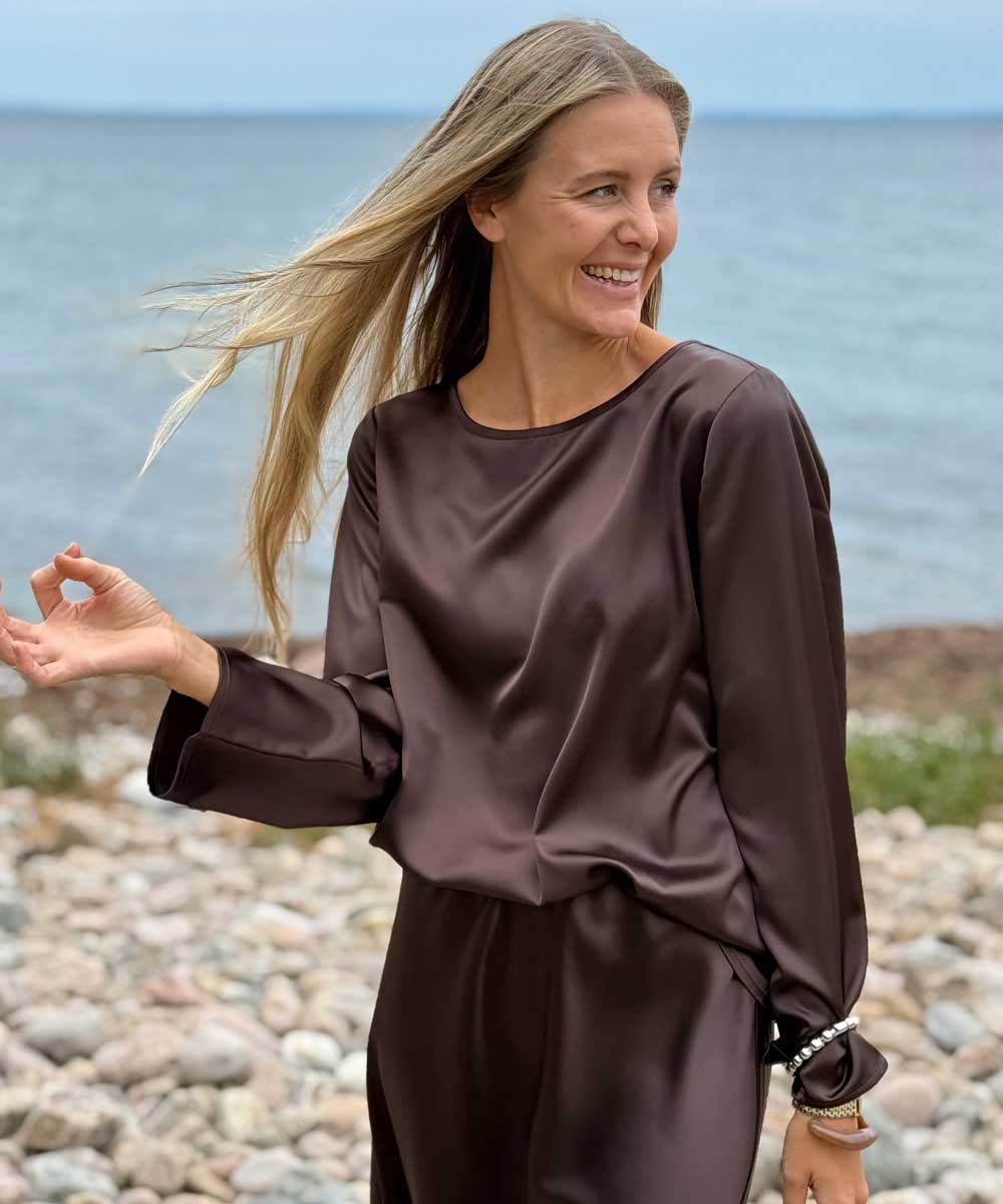 Brun blus i siden