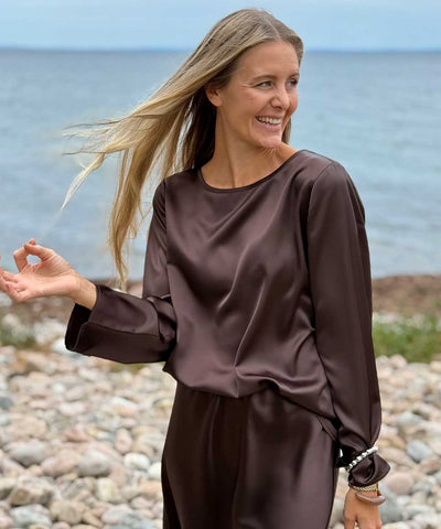 Brun blus i siden