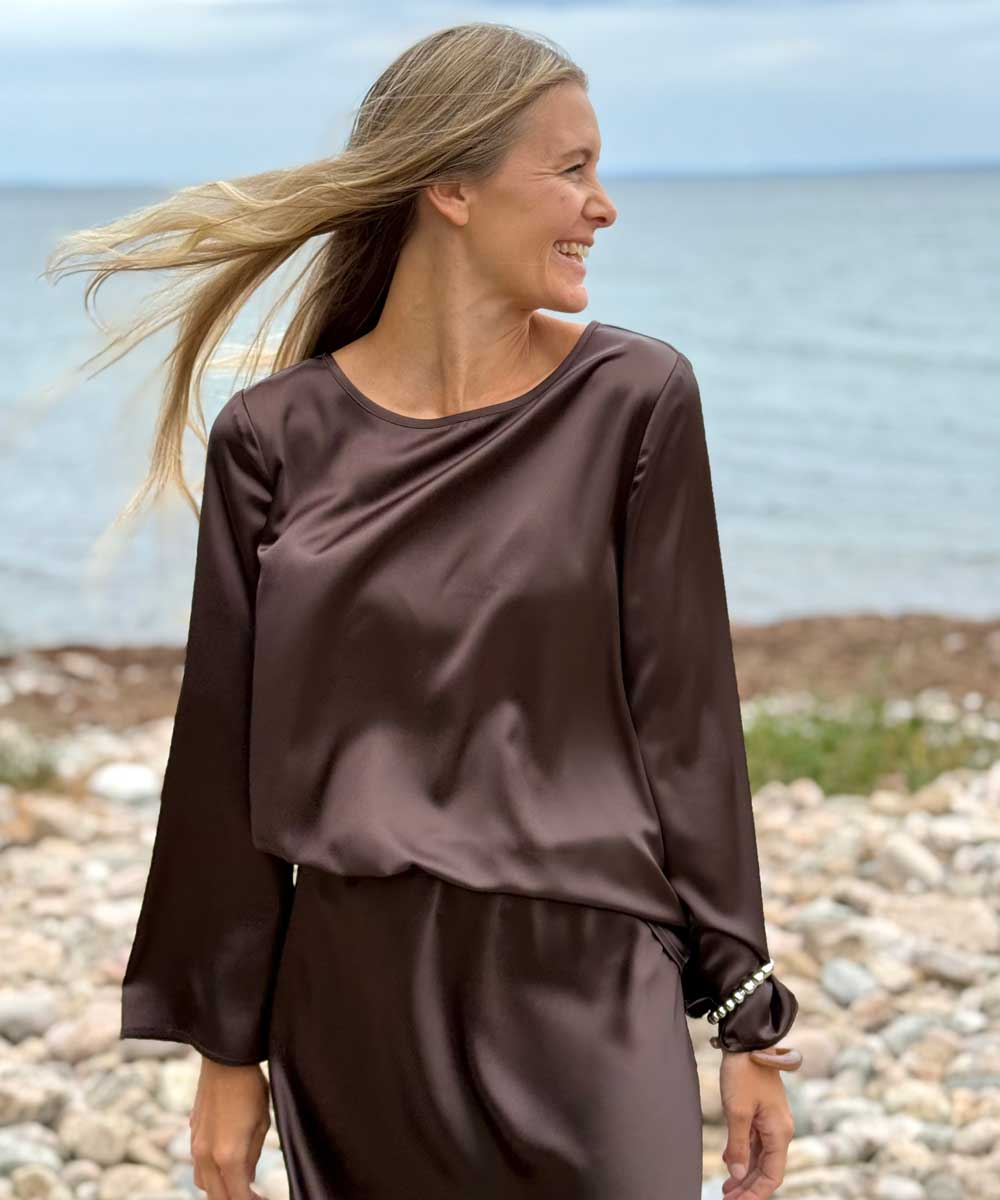 brun blus och kjol