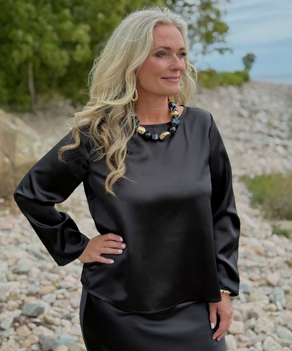 svart blus och kjol