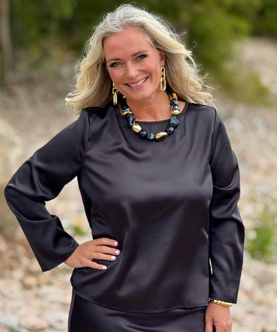 Svart blus i satin