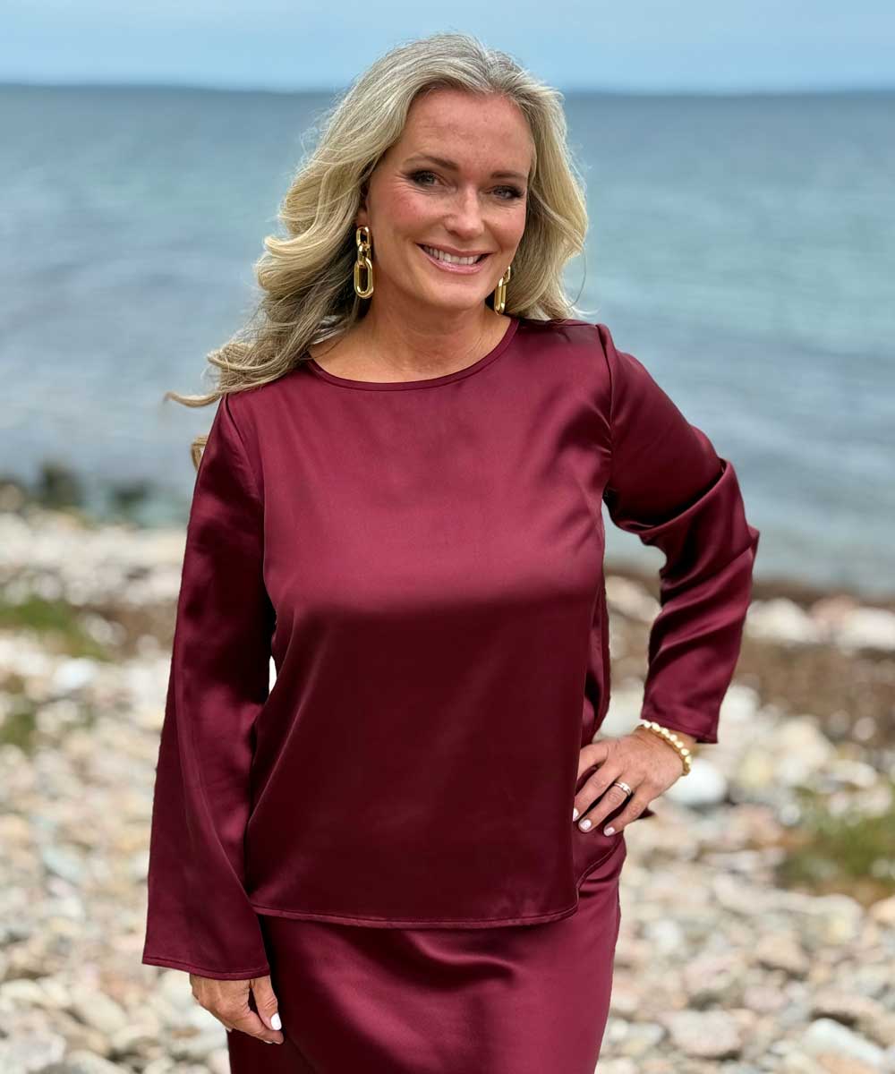 vinröd blus