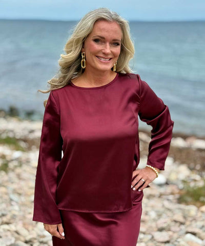 vinröd blus