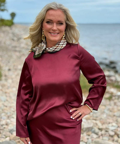 Vinröd blus och sjal