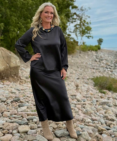 Svart kjol och blus