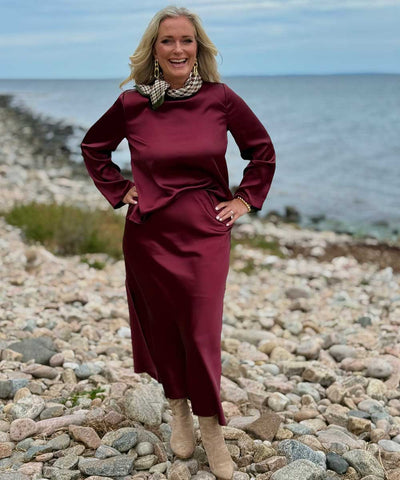 Vinröd blus och kjol