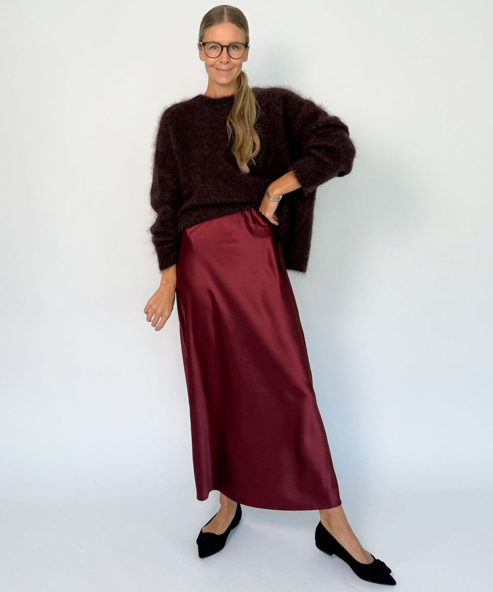vinröd kjol och tröja