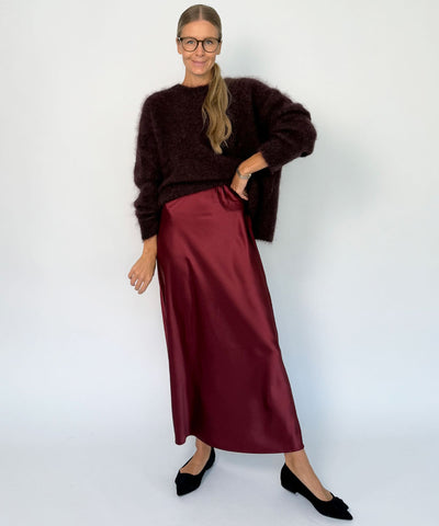 vinröd kjol och tröja