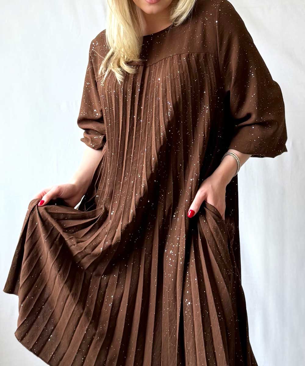 detaljer brun klänning