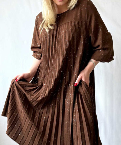 detaljer brun klänning