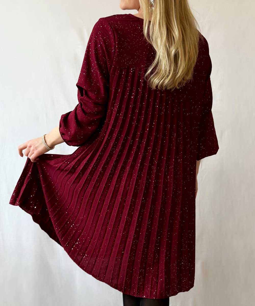 vinröd klänning bak