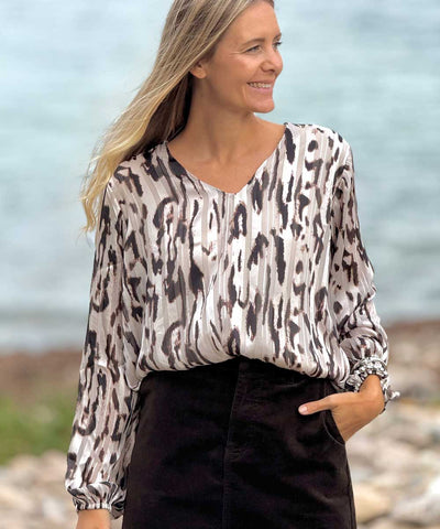 blus och kjol i bruna toner