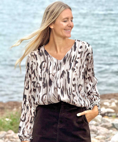 Djurmönstrad blus i bruna toner