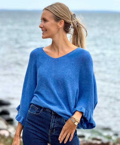 blå tröja med volang på ärmen