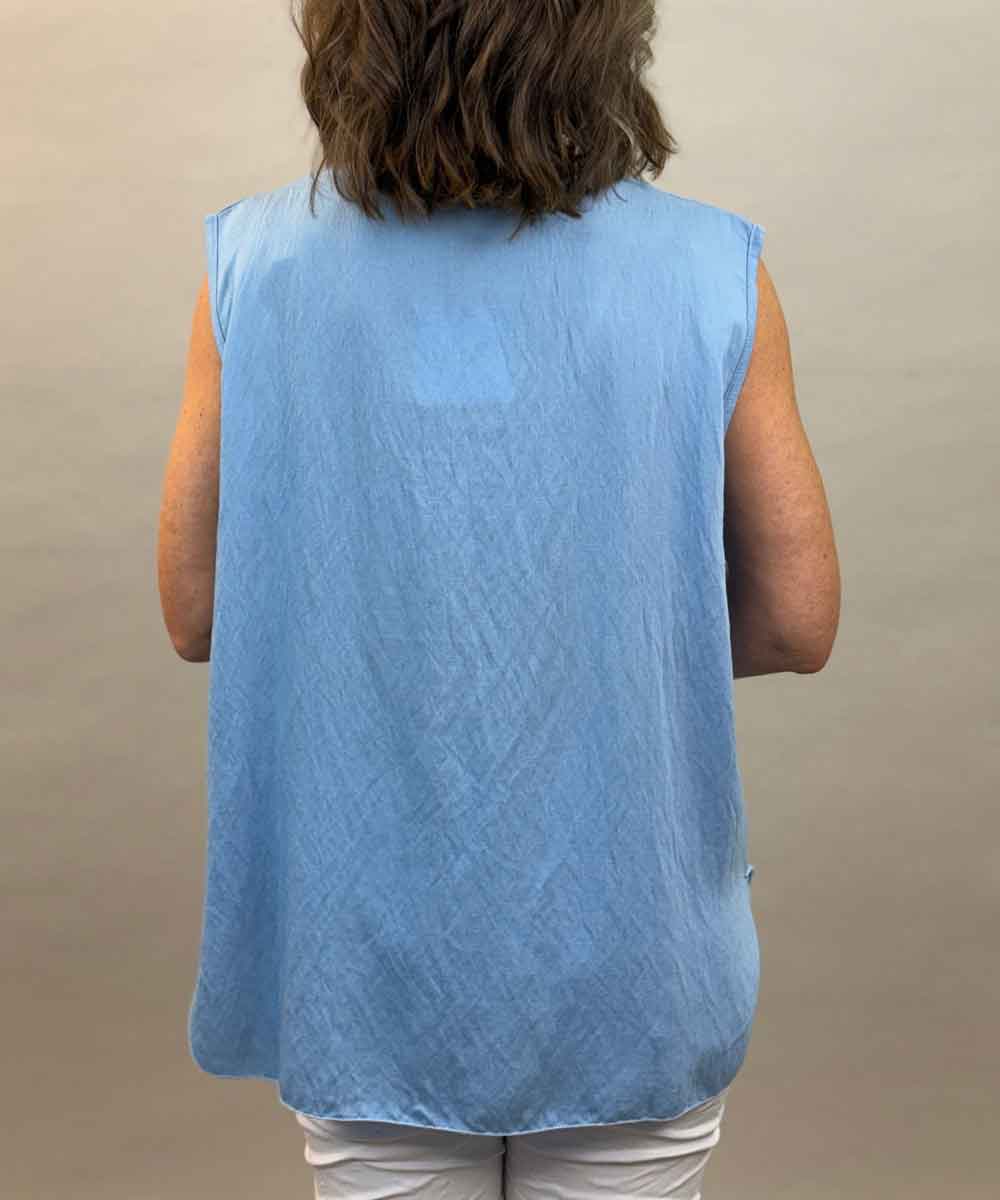blå blus baksida