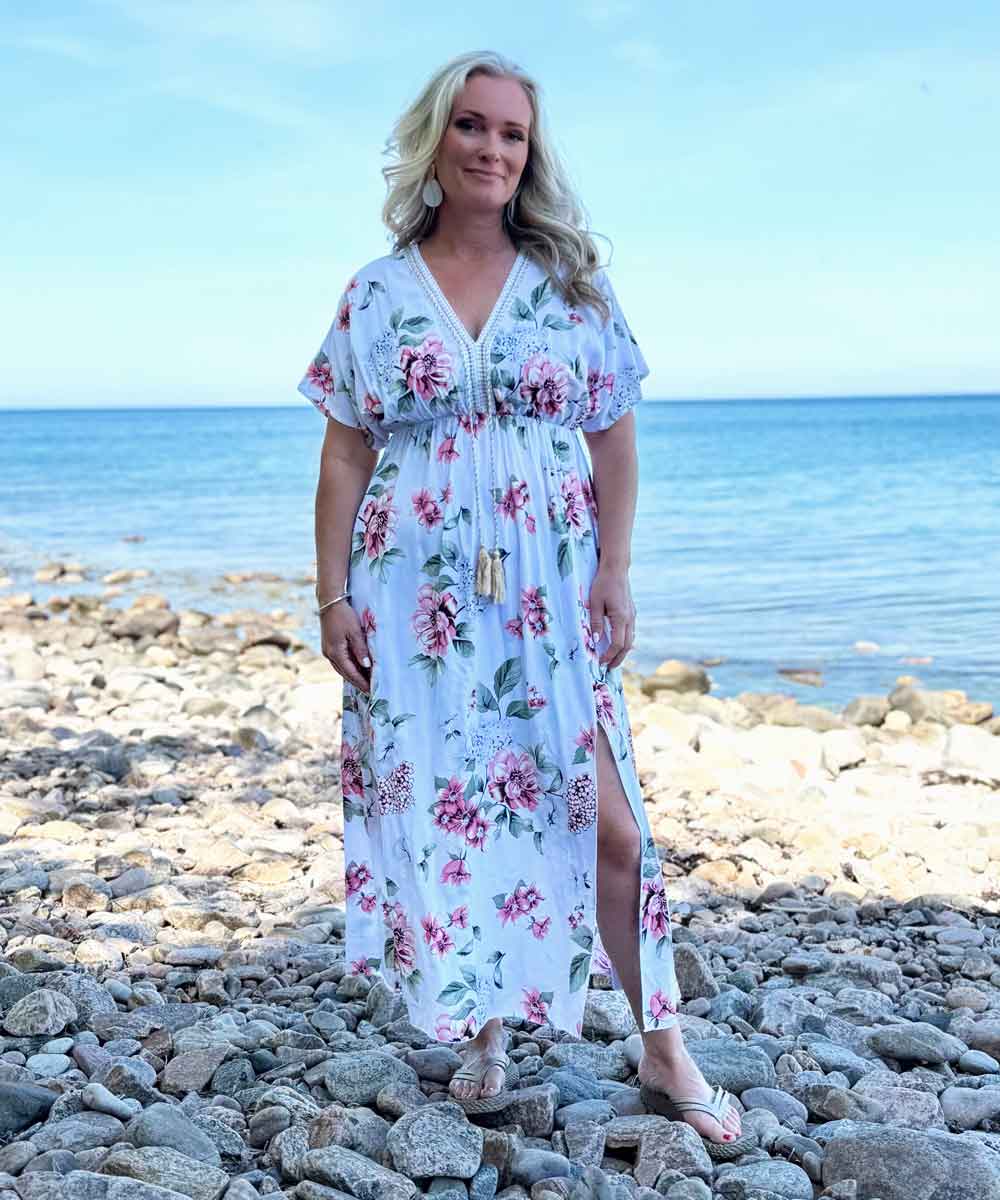 vit klänning med blommor
