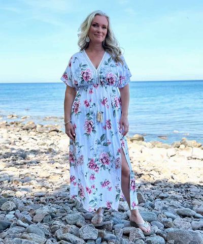 vit klänning med blommor